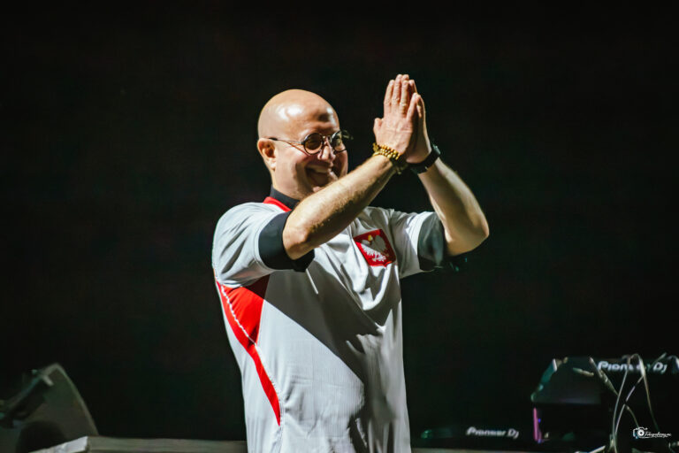 Muzyka techno w religijnej oprawie. Za nami koncert „W górę serca” na Itaka Arenie